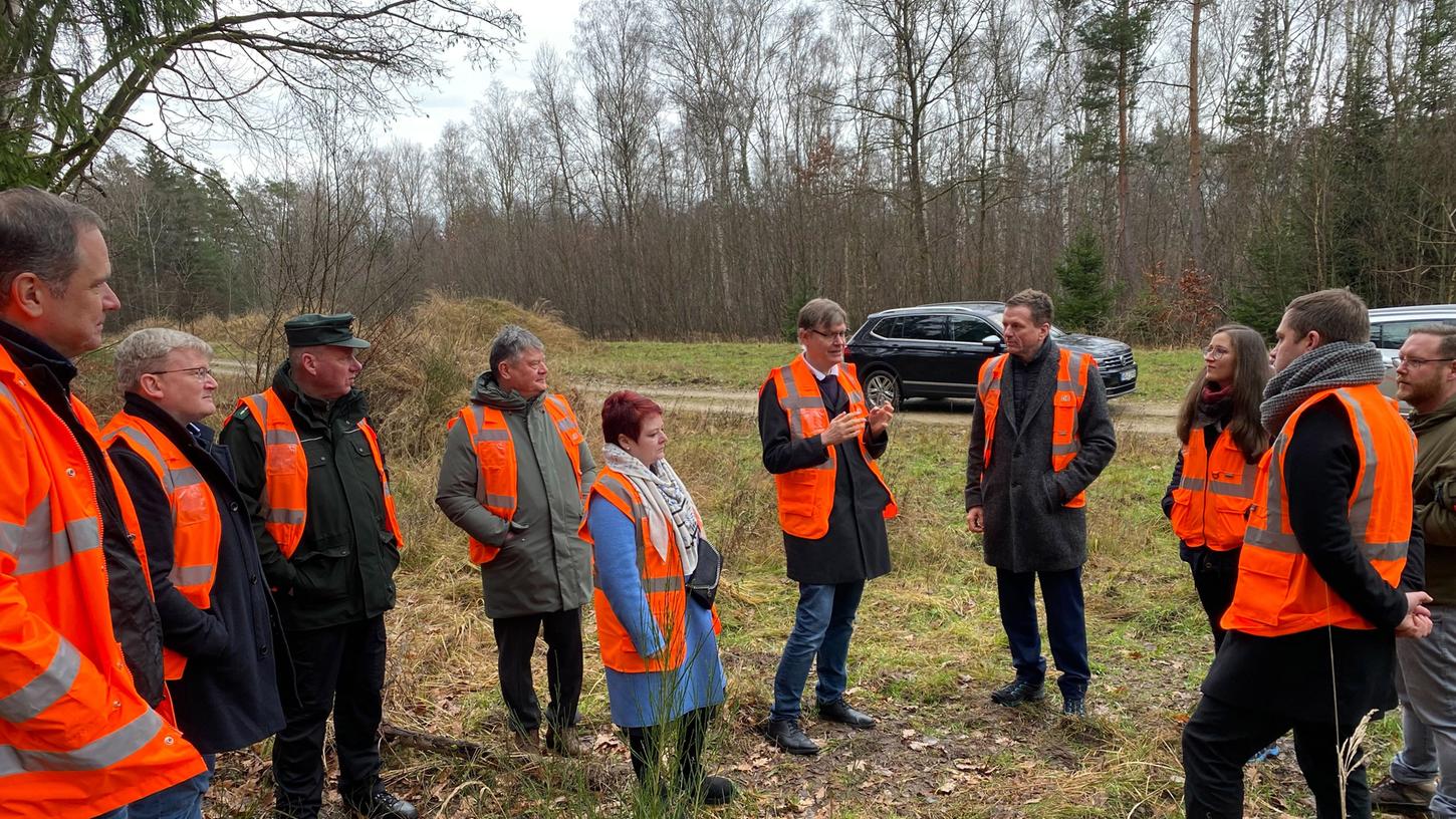 Abgeordnete der Grünen machen sich ein Bild von der derzeit laufenden Arbeiten auf dem Muna-Areal. Abgeordnete der Grünen machen sich ein Bild von der derzeit laufenden Arbeiten auf dem Muna-Areal.