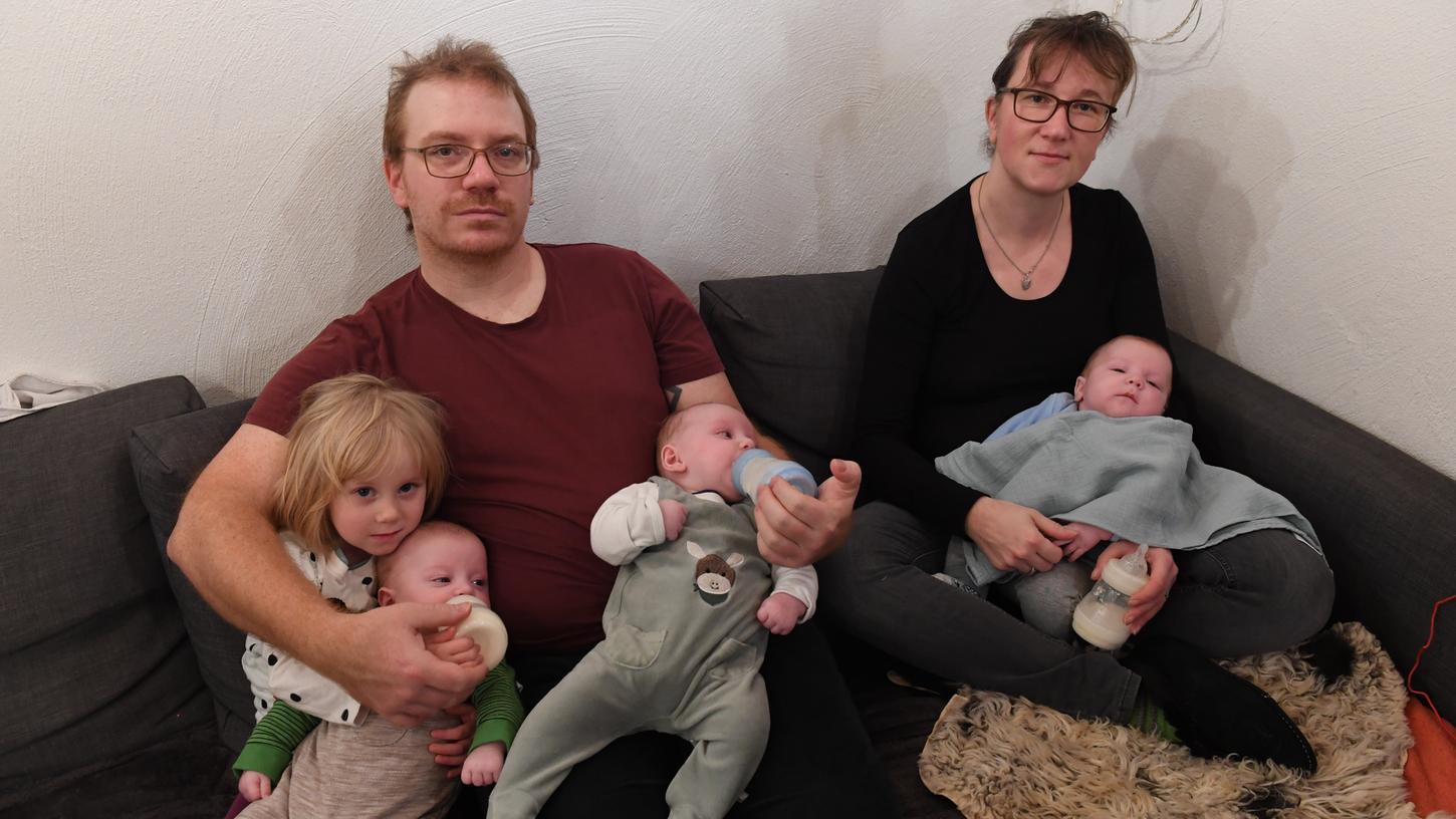 Sind froh um die Unterstützung seitens der Koki: Susanne und Sebastian Gierschke sind im September 2022 Eltern von Drillingen geworden. Die dreieinhalbjährige Isabella hilft fleißig mit.
