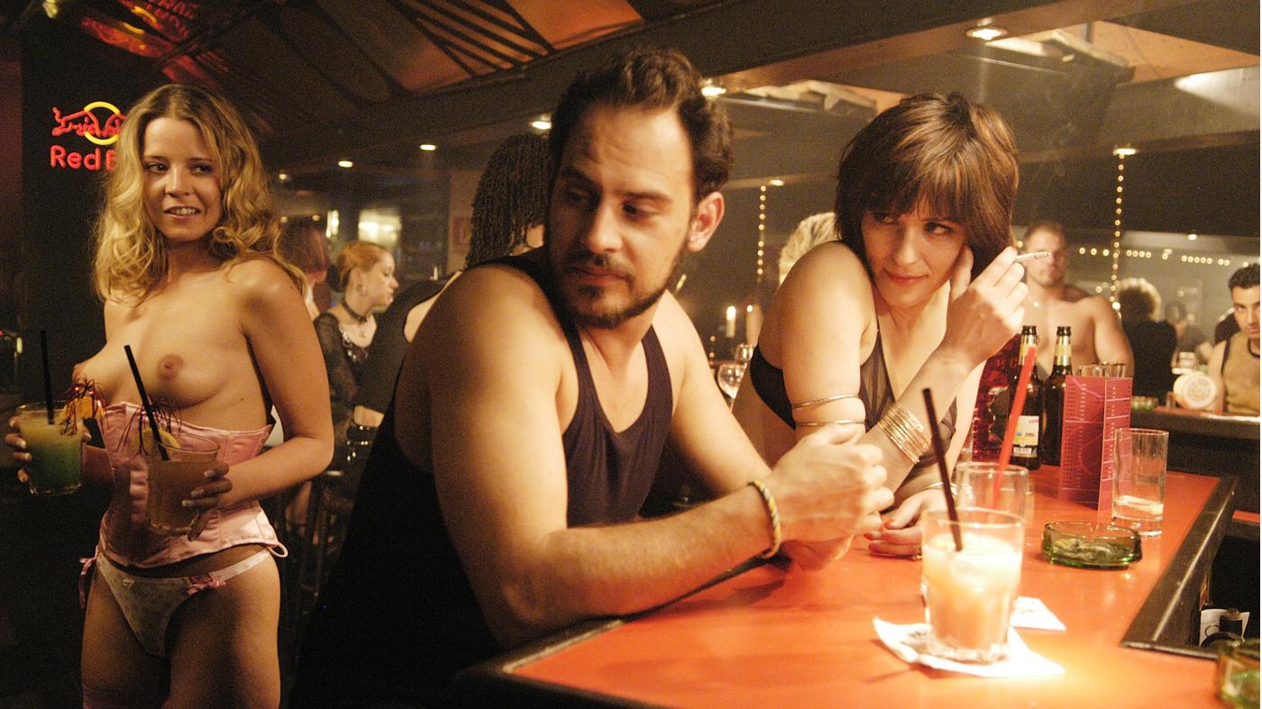 Szene aus dem Film "Elementarteilchen": Bruno (Moritz Bleibtreu) und Christiane (Martina Gedeck) im Swingerclub.
