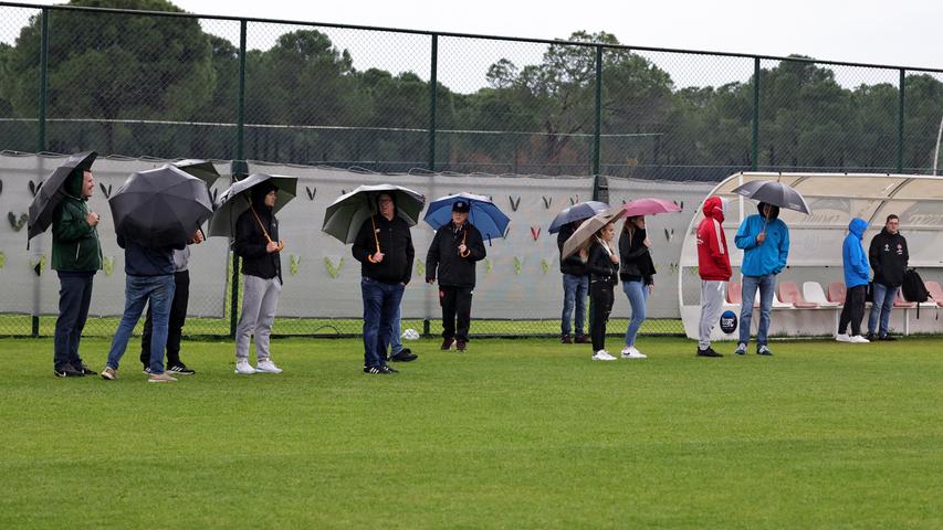 Testspiel im Trainingslager: So schlägt sich der 1. FCN im Regen von Belek
