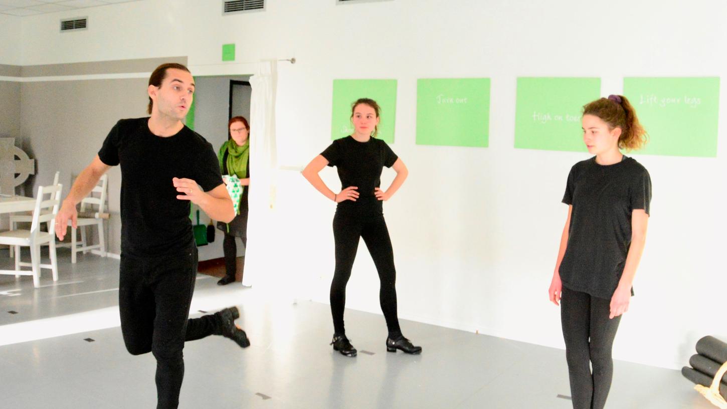 Michael Piotrowski voll in seinem Element: Der weltbekannte Irish-Dancer kommt immer wieder nach Schwanstetten und gibt dem Nachwuchs der Siona-Tanzschule Unterricht. 
