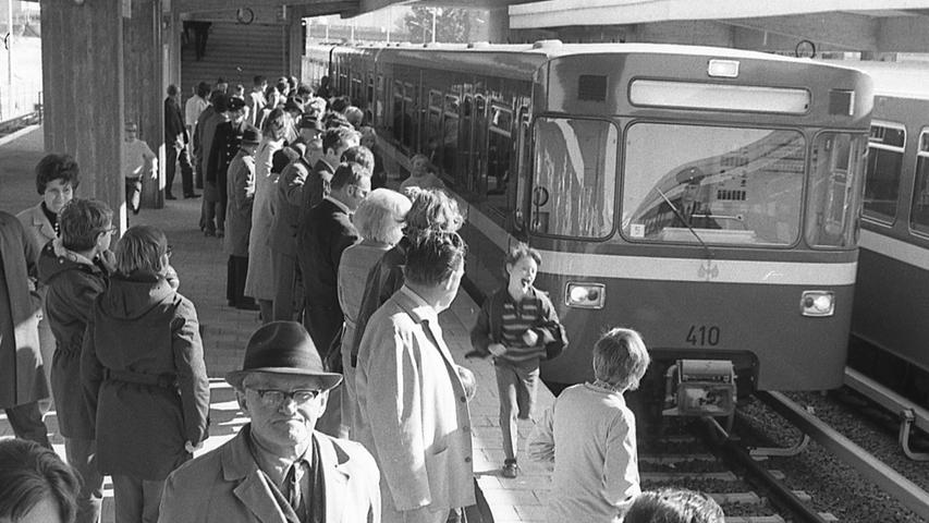 Eine alte U-Bahn fährt am 18. Oktober 1971 als damals größte Attraktion am Tag der offenen Tür am Bahnhof Scharfreiterring ein.