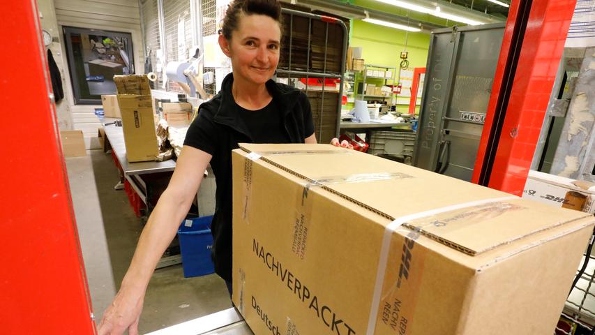 Auch Marja Gregic ist für die Nachverpackung zuständig. In ihrer Abteilung ist niemand mehr überrascht, wenn Paketinhalte klirren oder plötzlich Flüssigkeit austritt.