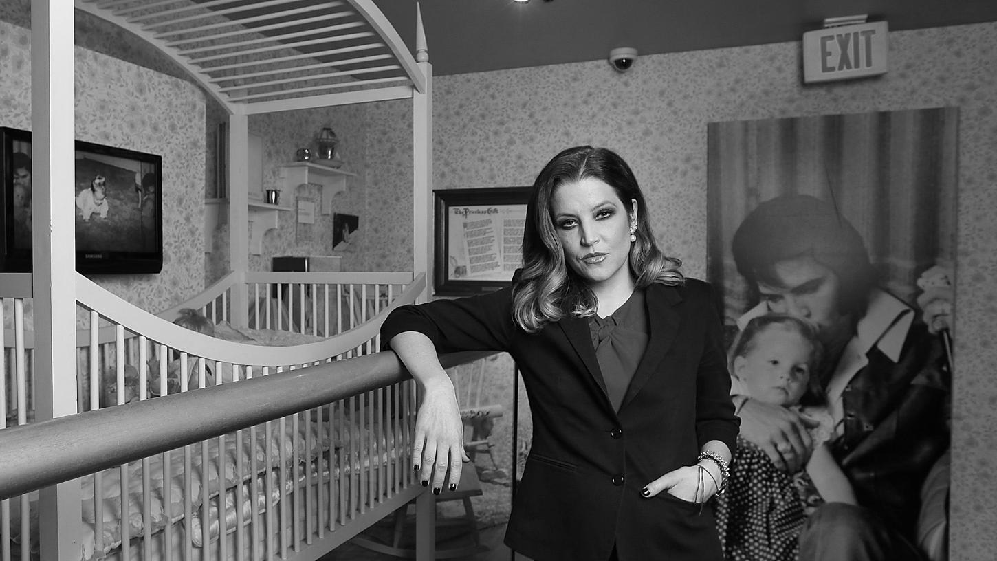 Lisa Marie Presley steht neben ihrem alten Kinderbett in Graceland.