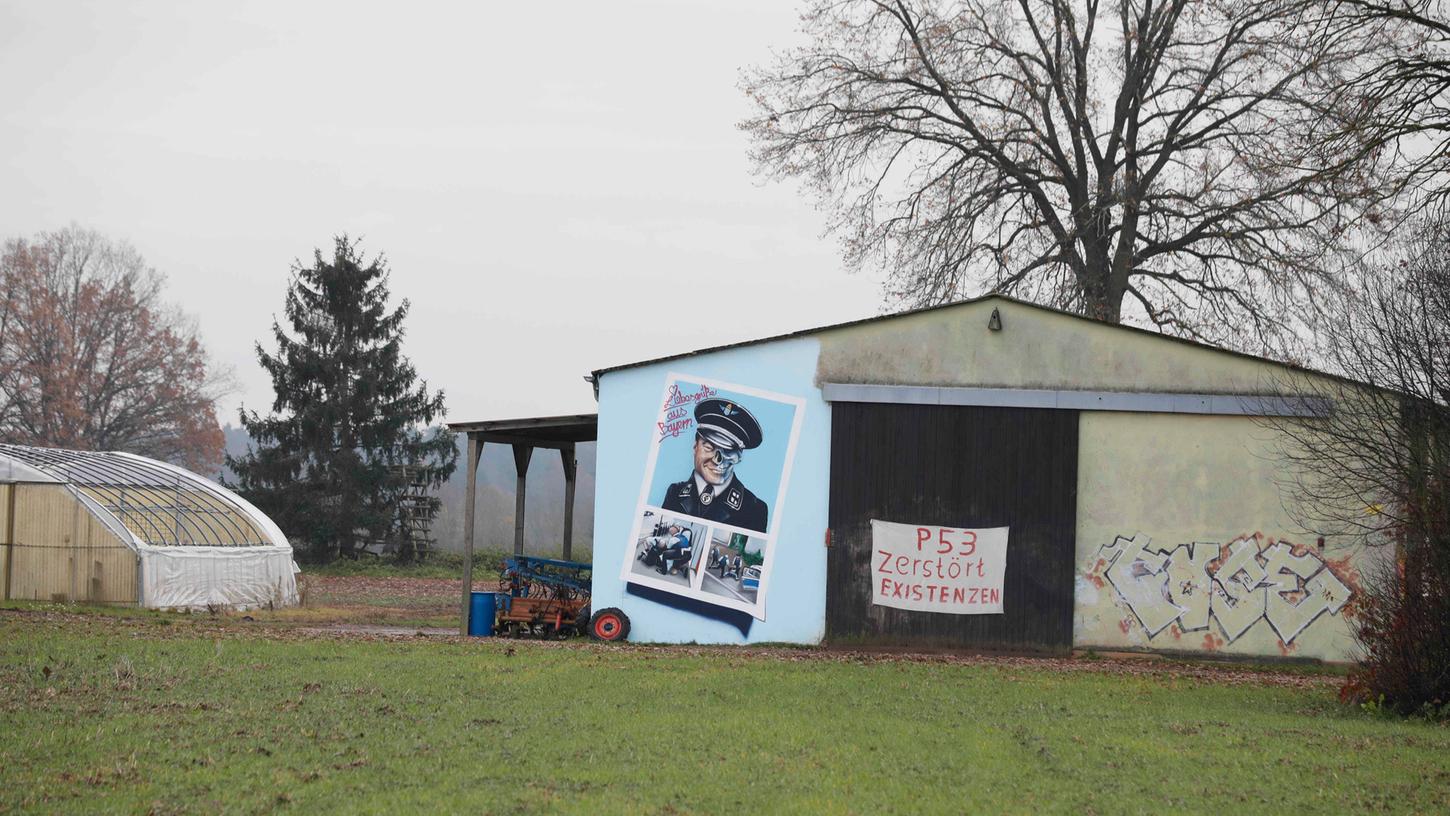 Das Graffiti an der Scheune zeigt Bayerns Ministerpräsidenten Markus Söder (CSU) in einer Art SS-Uniform. Das Graffiti an der Scheune zeigt Bayerns Ministerpräsidenten Markus Söder (CSU) in einer Art SS-Uniform.
