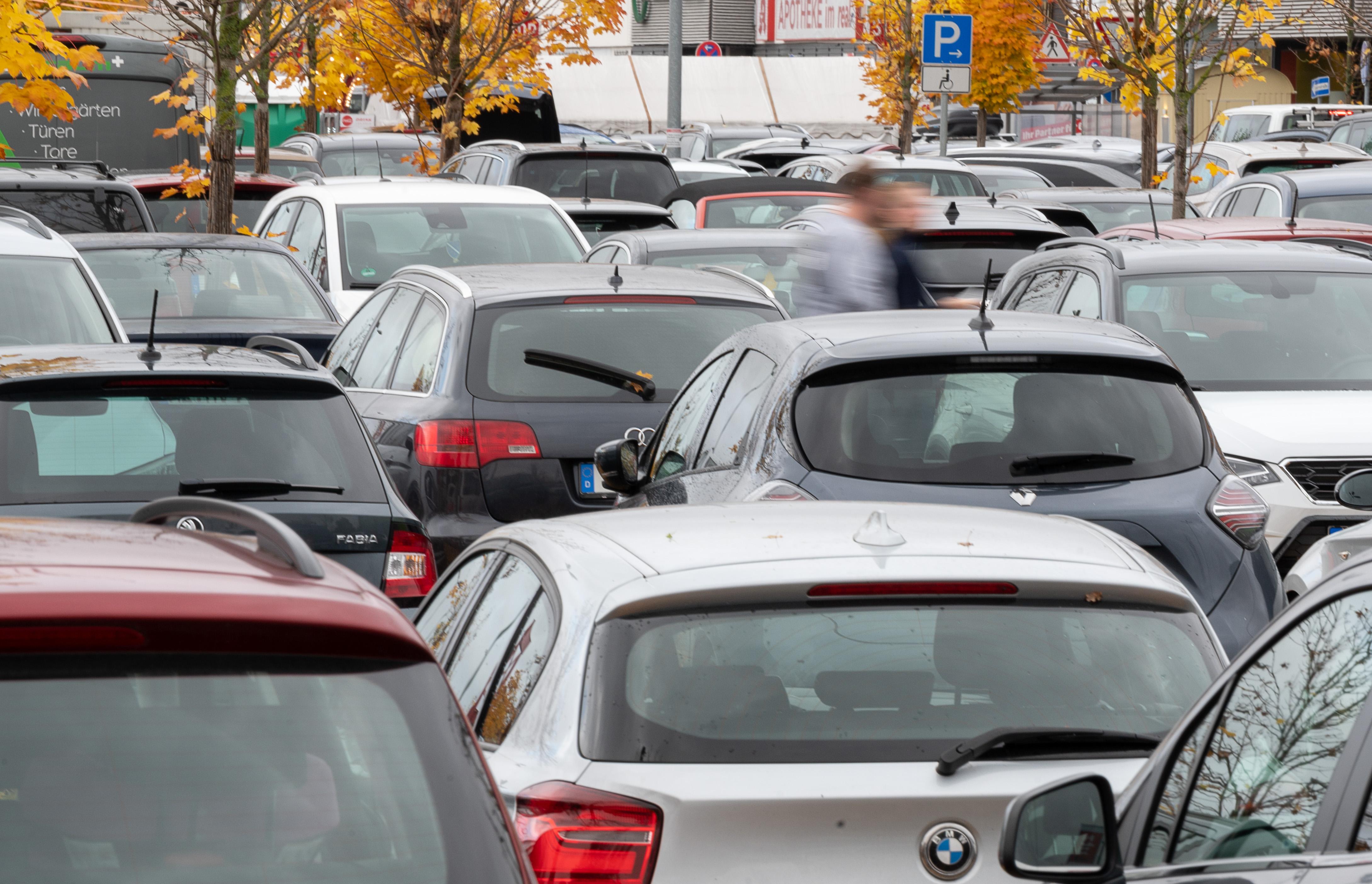 Wunderschne Rechts Vor Links Auf Parkplatz Fotos