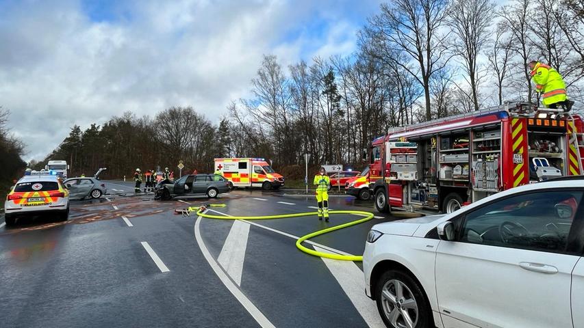 Vier Verletzte forderte der Zusammenstoß zweier Personenwagen auf der B85 nahe Auerbach.