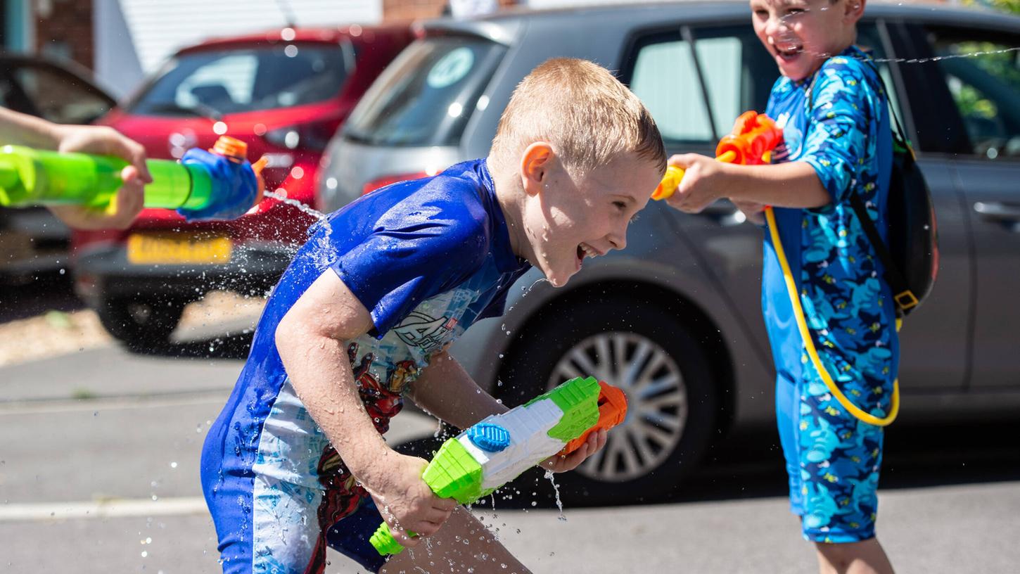 Im Sommer kommen Wasserspiele bei Kindern gut an.