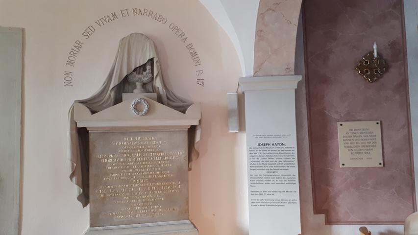 Das Haydn-Epitaph in der Haydnkirche auf dem Kalvarienberg in Eisenstatt mit der Grablege des Komponisten.