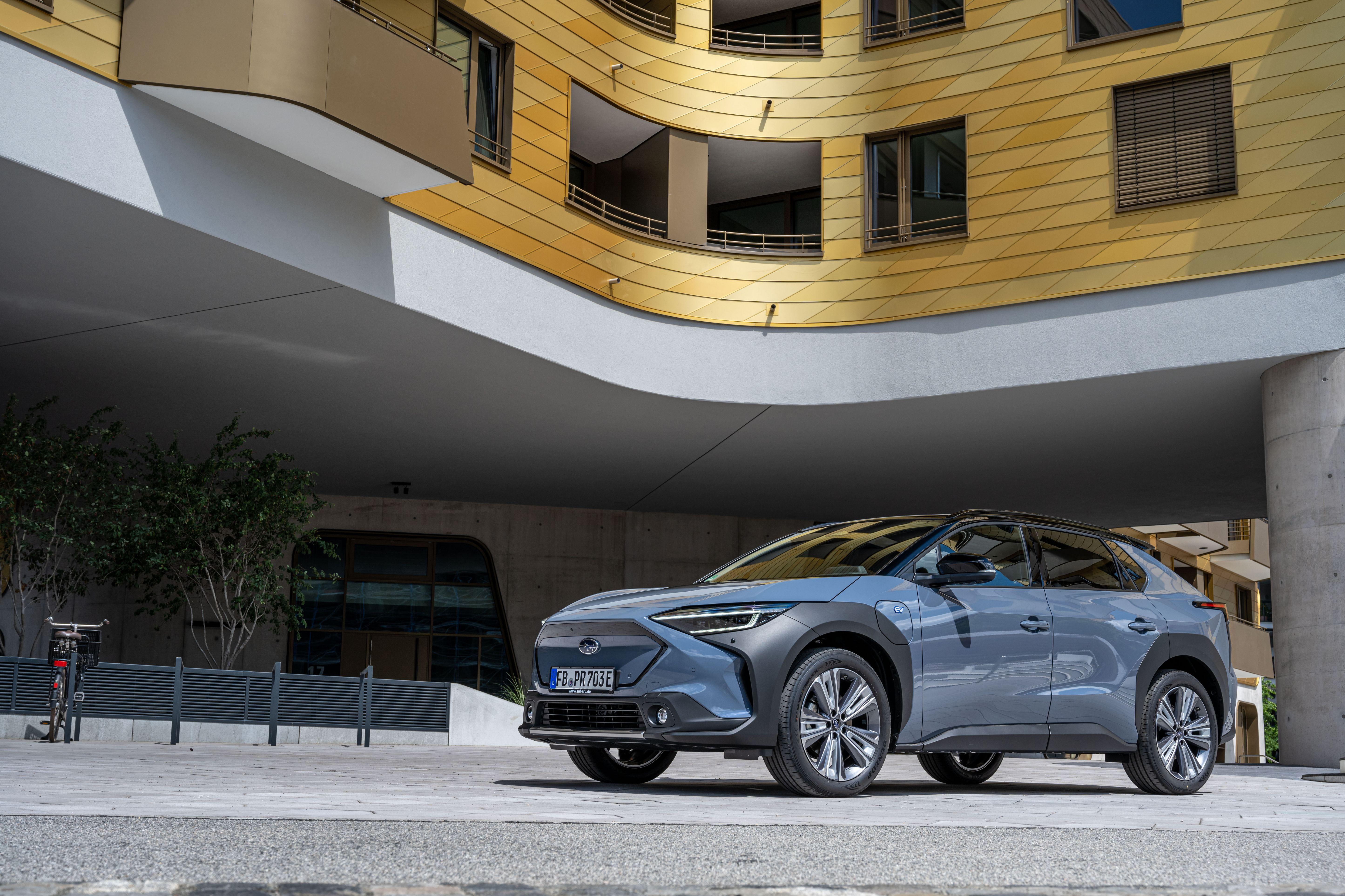 Der erste Elektro-Subaru heißt Solterra und ist eng mit dem Toyota bZ4X verwandt. Die beiden Zwillinge belegten mit 133 Punkten den siebten Platz. Den Solterra gibt es nur mit 160 kW/218 PS starkem Allradantrieb. Die 71-kWh-Batterie soll bis zu 466 Kilometer Reichweite ermöglichen. Preis: Ab 57.490 Euro.