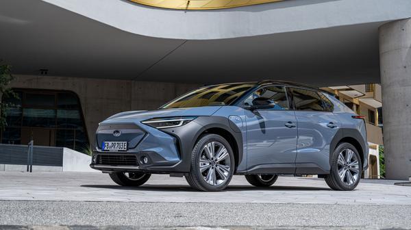 Der erste Elektro-Subaru heißt Solterra und ist eng mit dem Toyota bZ4X verwandt. Die beiden Zwillinge belegten mit 133 Punkten den siebten Platz. Den Solterra gibt es nur mit 160 kW/218 PS starkem Allradantrieb. Die 71-kWh-Batterie soll bis zu 466 Kilometer Reichweite ermöglichen. Preis: Ab 57.490 Euro.