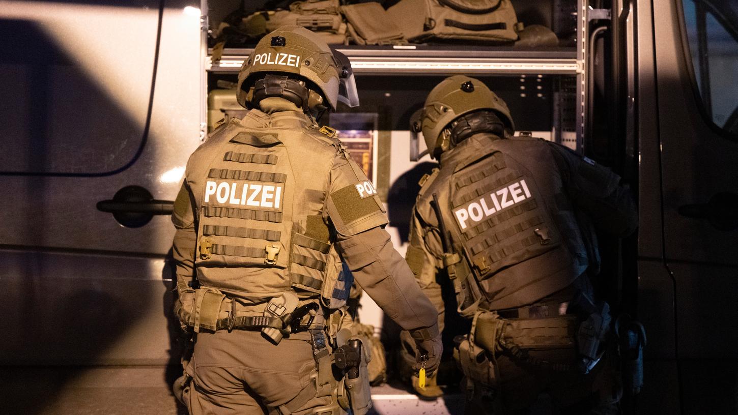 Spezialeinsatzkräfte nahmen nach einem lebensgefährlichen Streit mehrere Objekte in Nürnberg ins Visier. Spezialeinsatzkräfte nahmen nach einem lebensgefährlichen Streit mehrere Objekte in Nürnberg ins Visier.