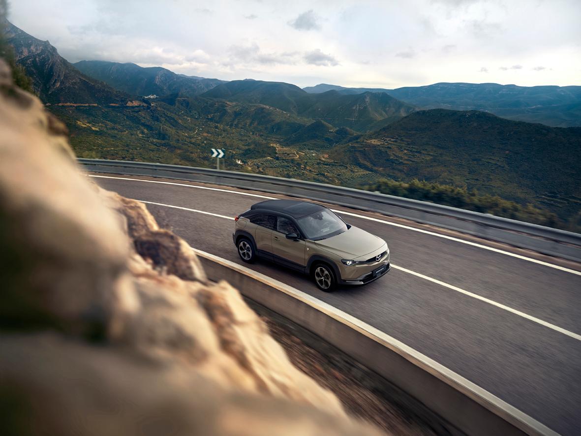 Mazda MX-30 Skyactiv-e R-EV: Das Spitzentempo wird auf 140 km/h begrenzt und liegt damit nur knapp über der Autobahn-Richtgeschwindigkeit. Mazda MX-30 Skyactiv-e R-EV: Das Spitzentempo wird auf 140 km/h begrenzt und liegt damit nur knapp über der Autobahn-Richtgeschwindigkeit.