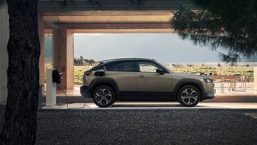 Wie beim reinen E-Modell ist auch die Batterie des R-EV extern aufzuladen. Ihre Kapazität beträgt allerdings nur 17,8 statt 35,5 kWh. Wie beim reinen E-Modell ist auch die Batterie des R-EV extern aufzuladen. Ihre Kapazität beträgt allerdings nur 17,8 statt 35,5 kWh.