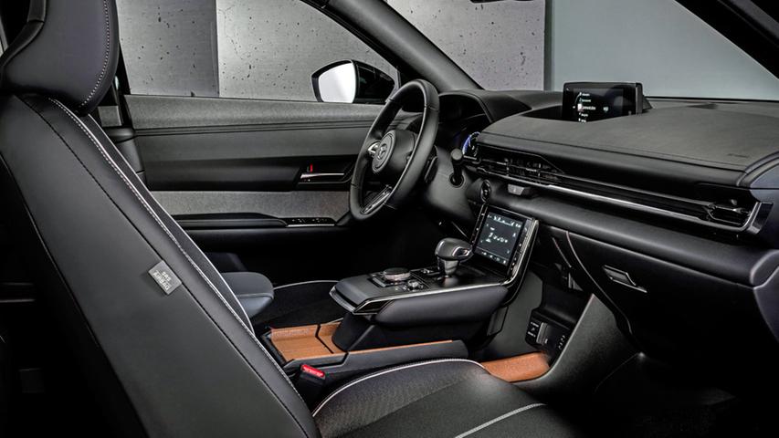 Aus dem Cockpit lassen sich die drei Fahrprogramme EV, Normal und Charge ansteuern. Letzterer Modus erlaubt es, einen bestimmten Ziel-Batterieladestand festzulegen. Aus dem Cockpit lassen sich die drei Fahrprogramme EV, Normal und Charge ansteuern. Letzterer Modus erlaubt es, einen bestimmten Ziel-Batterieladestand festzulegen.