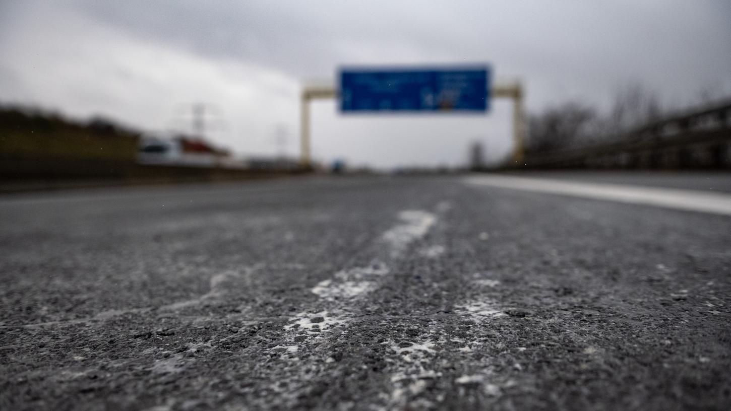 Forscher der Universität Erlangen-Nürnberg und Partnerunternehmen planen eine Teststrecke zum induktiven Laden von Elektroautos und -Lastwagen auf einer Autobahn in Nordbayern. (Symbolfoto)