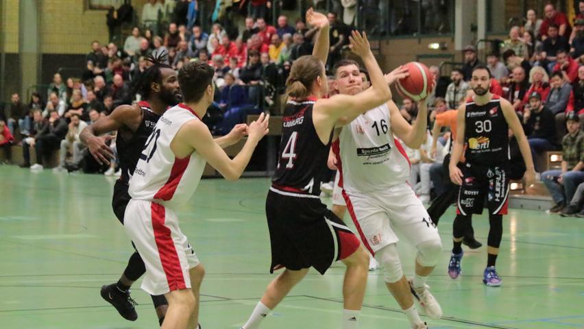 Die VfL-Baskets Treuchtlingen (am Ball Jonathan Schwarz) unterlagen im Heimspiel gegen Vilsbiburg deutlich mit 73:95.