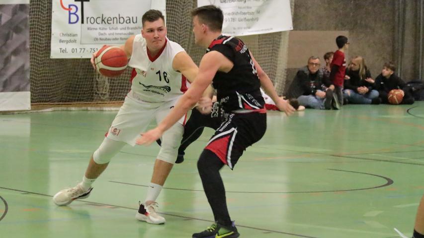 Die VfL-Baskets Treuchtlingen (links Jonathan Schwarz) unterlagen im Heimspiel gegen Vilsbiburg deutlich mit 73:95.