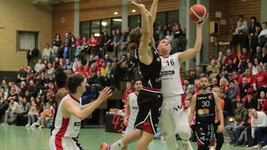 Die VfL-Baskets Treuchtlingen (am Ball "Joni" Schwarz) unterlagen im Heimspiel gegen Vilsbiburg deutlich mit 73:95.