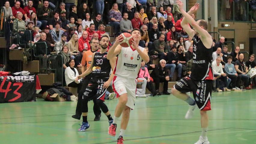 Die VfL-Baskets Treuchtlingen (am Ball Kevin Vogt) unterlagen im Heimspiel gegen Vilsbiburg deutlich mit 73:95.