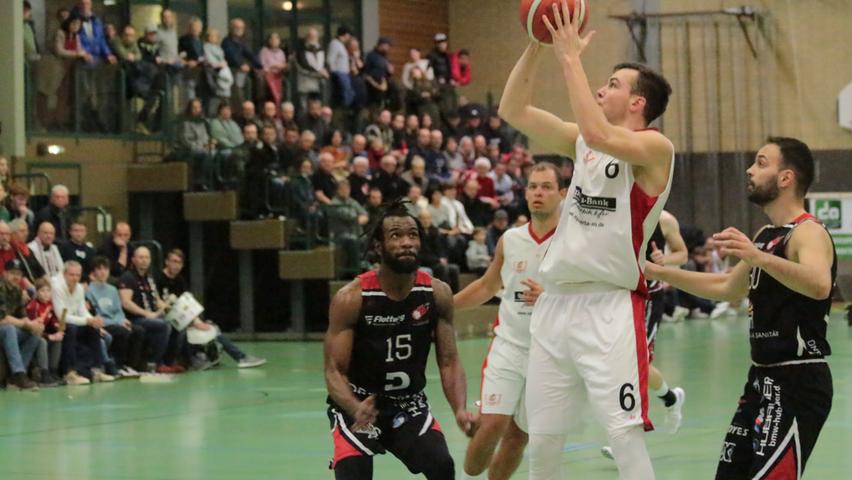 Die VfL-Baskets Treuchtlingen (am Ball Moritz Schwarz) unterlagen im Heimspiel gegen Vilsbiburg deutlich mit 73:95.