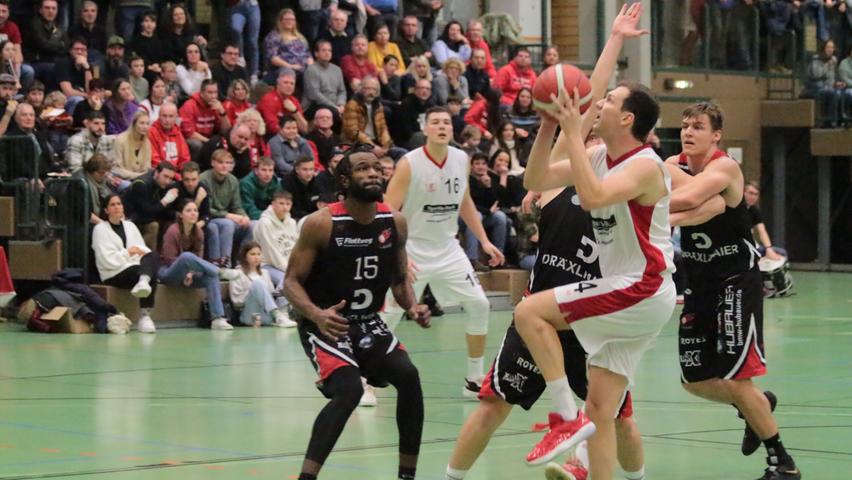 Die VfL-Baskets Treuchtlingen (am Ball "Flo" Beierlein) unterlagen im Heimspiel gegen Vilsbiburg deutlich mit 73:95.