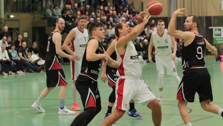 Die VfL-Baskets Treuchtlingen (am Ball Simon Geiselsöder) unterlagen im Heimspiel gegen Vilsbiburg deutlich mit 73:95.