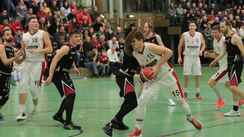 Die VfL-Baskets (hier mit ihrem Topscorer Luca Wörrlein am Ball) verloren ihr Heimspiel gegen Vilsbiburg deutlich mit 73:95.