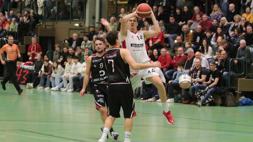 Die VfL-Baskets Treuchtlingen (am Ball "Flo" Beierlein) unterlagen im Heimspiel gegen Vilsbiburg deutlich mit 73:95.