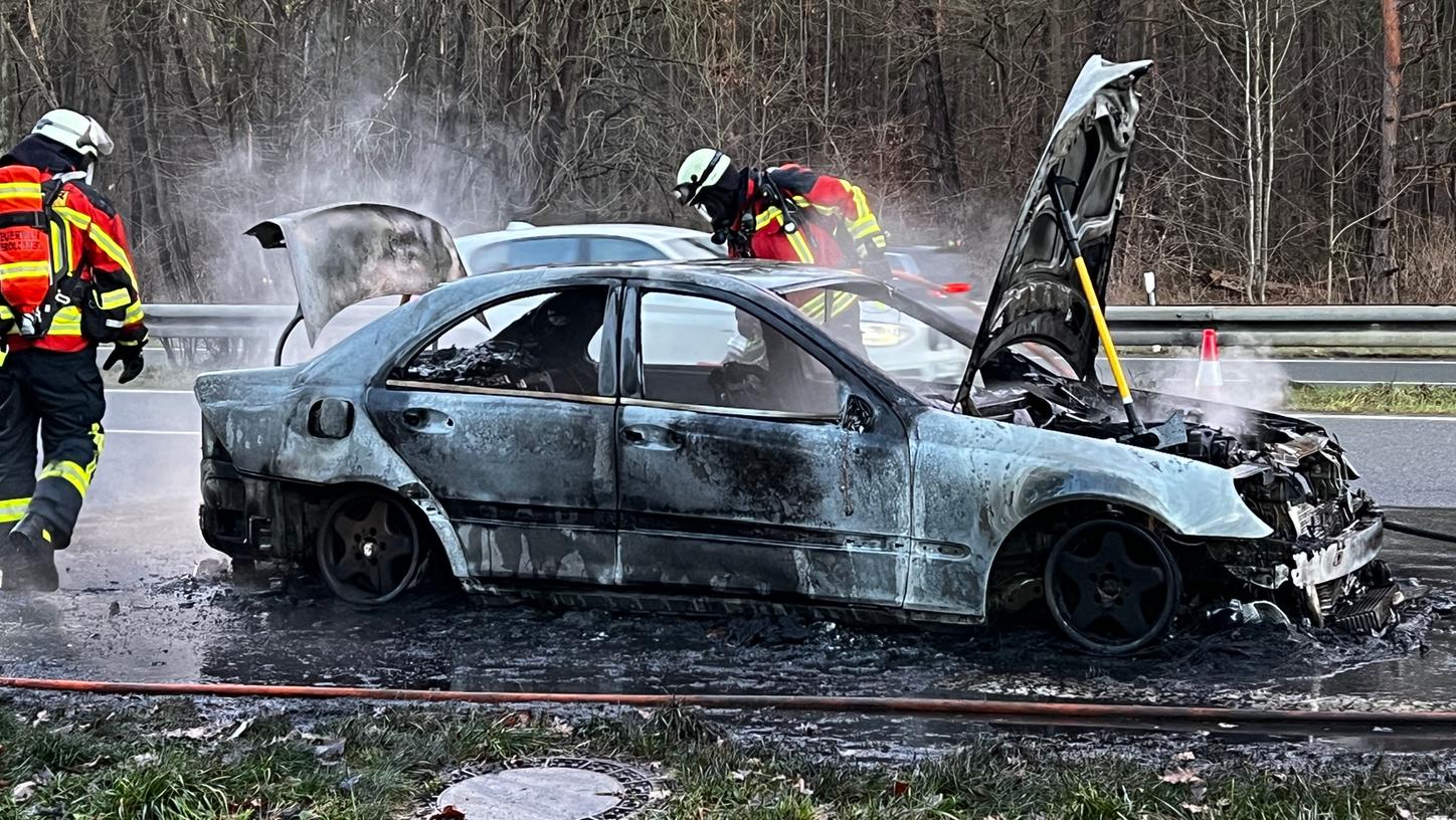 Komplett ausgebrannt ist am Sonntag dieser Mercedes auf der B2 bei Heroldsberg.