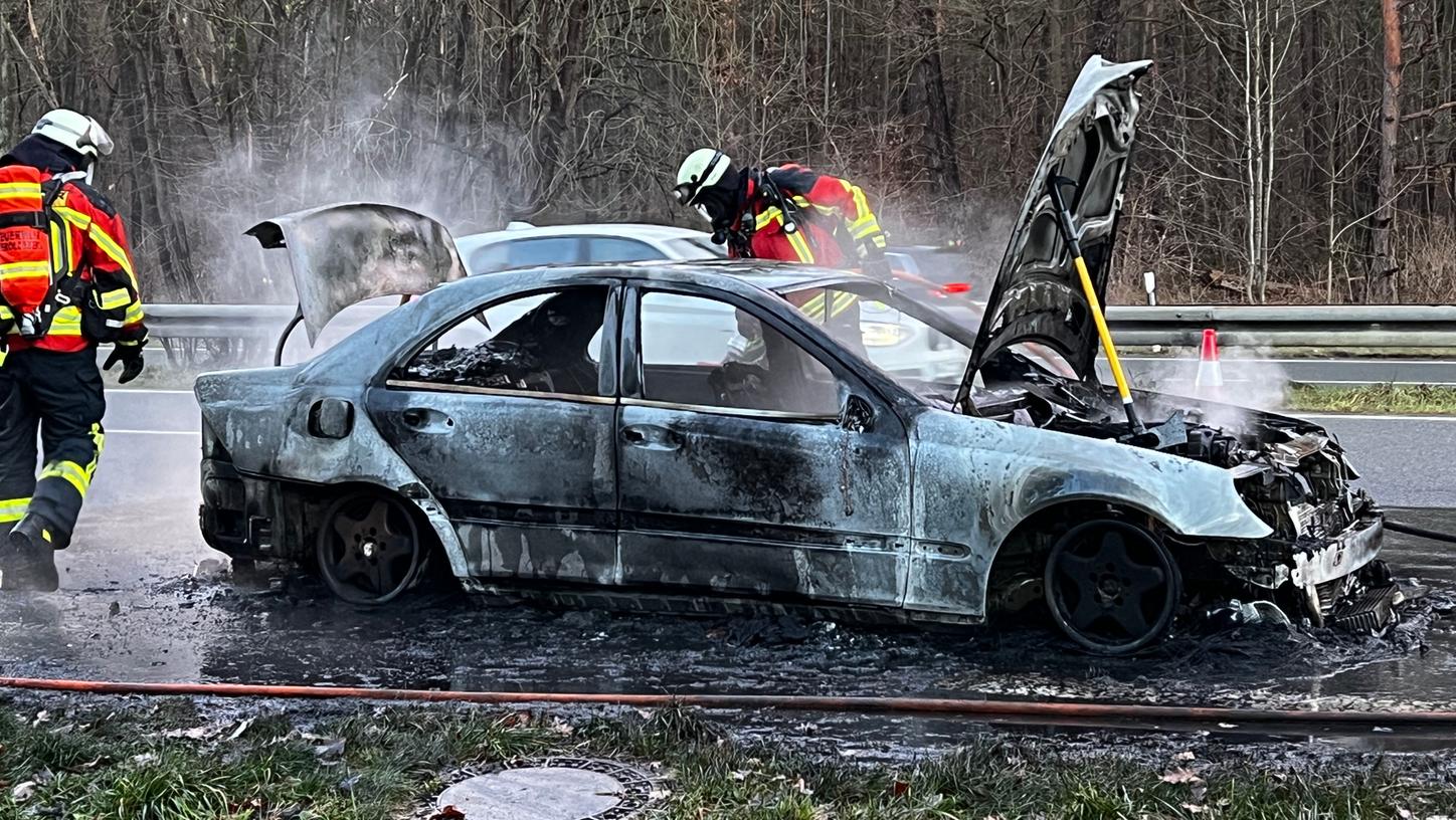 Komplett ausgebrannt ist am Sonntag dieser Mercedes auf der B2 bei Heroldsberg. Komplett ausgebrannt ist am Sonntag dieser Mercedes auf der B2 bei Heroldsberg.