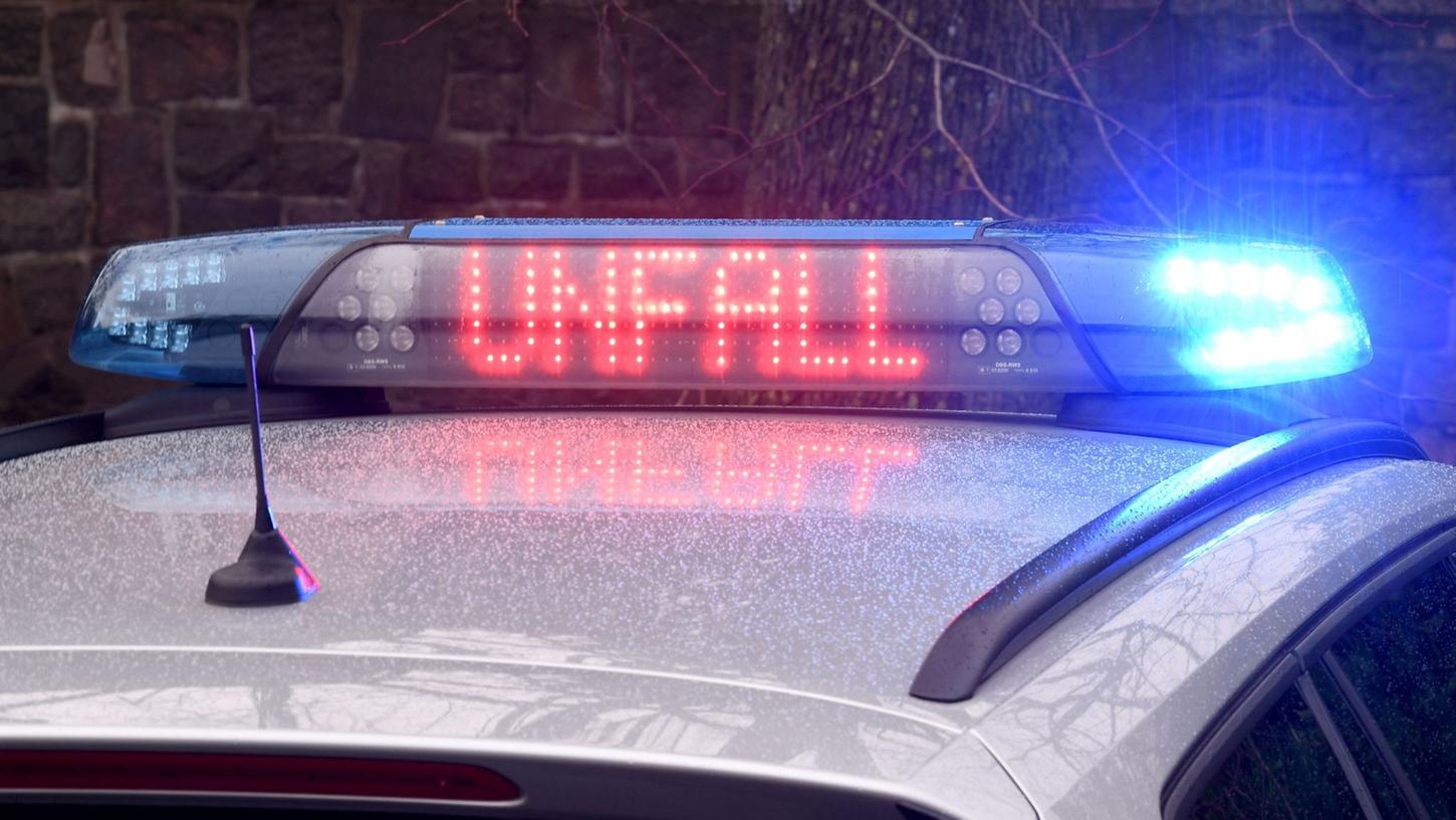 Ein heftiger Unfall sorgte auf der B13 für Verkehrsbehinderungen. Ein heftiger Unfall sorgte auf der B13 für Verkehrsbehinderungen.