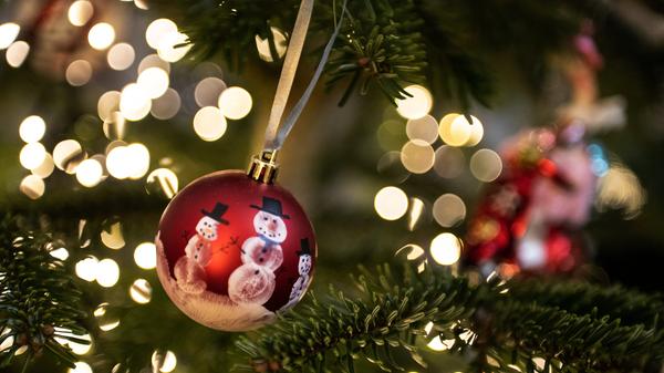 Lichter aus, Christbaum raus: Wie lange darf ich meine Weihnachtsbeleuchtung brennen lassen?