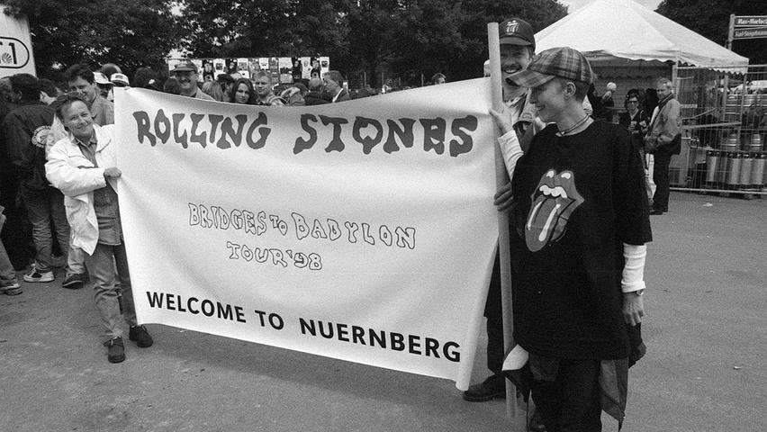 Wie so oft waren die Stones auf der Höhe ihrer Zeit: Vorab durften die Fans im Internet ein Wunschlied auf die Setlist hieven. In Nürnberg fiel die Wahl auf den frühen Chauvie-Kracher "Under My Thumb" vom 1966er-Studioalbum "Aftermath".