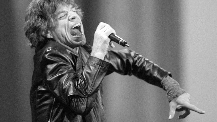 Wenngleich das einzige Konzert der Rolling Stones in Nürnberg aufgrund der kalten Temperaturen, der Sichtverhältnisse und der Wohnzimmerlautstärke im Rückblick eher eine durchwachsene Angelegenheit gewesen sein mag, so fand doch ein auf dem Zeppelinfeld mitgeschnittenes Lied im selben Jahr den Weg auf das wenig beachtete Stones-Livealbum "No Security": Die von Keith Richards gesungene "Bridges to Babylon"-Nummer "Thief in the Night".