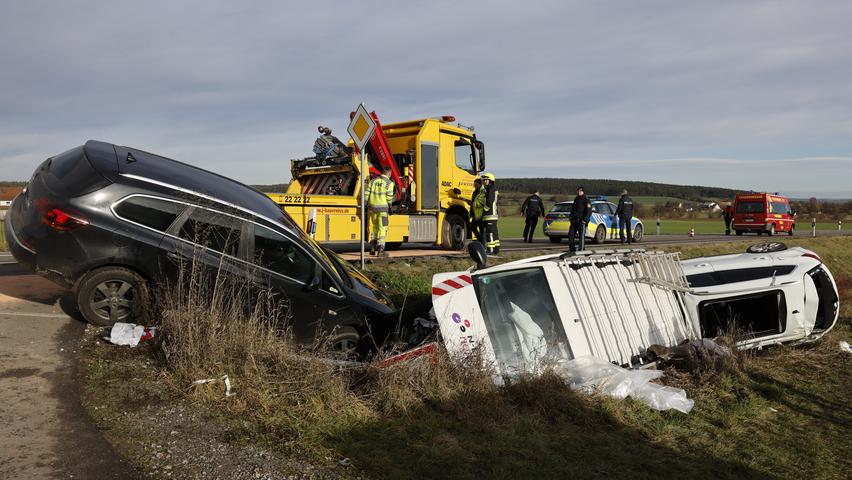 SUV kracht auf der B470 in Franken in einen Transporter - Ersthelfer auch in Unfall verwickelt