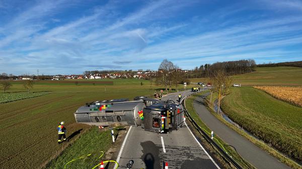 Lastwagen von der Fahrbahn abgekommen: 33 Tausend Liter Heizöl an Bord
