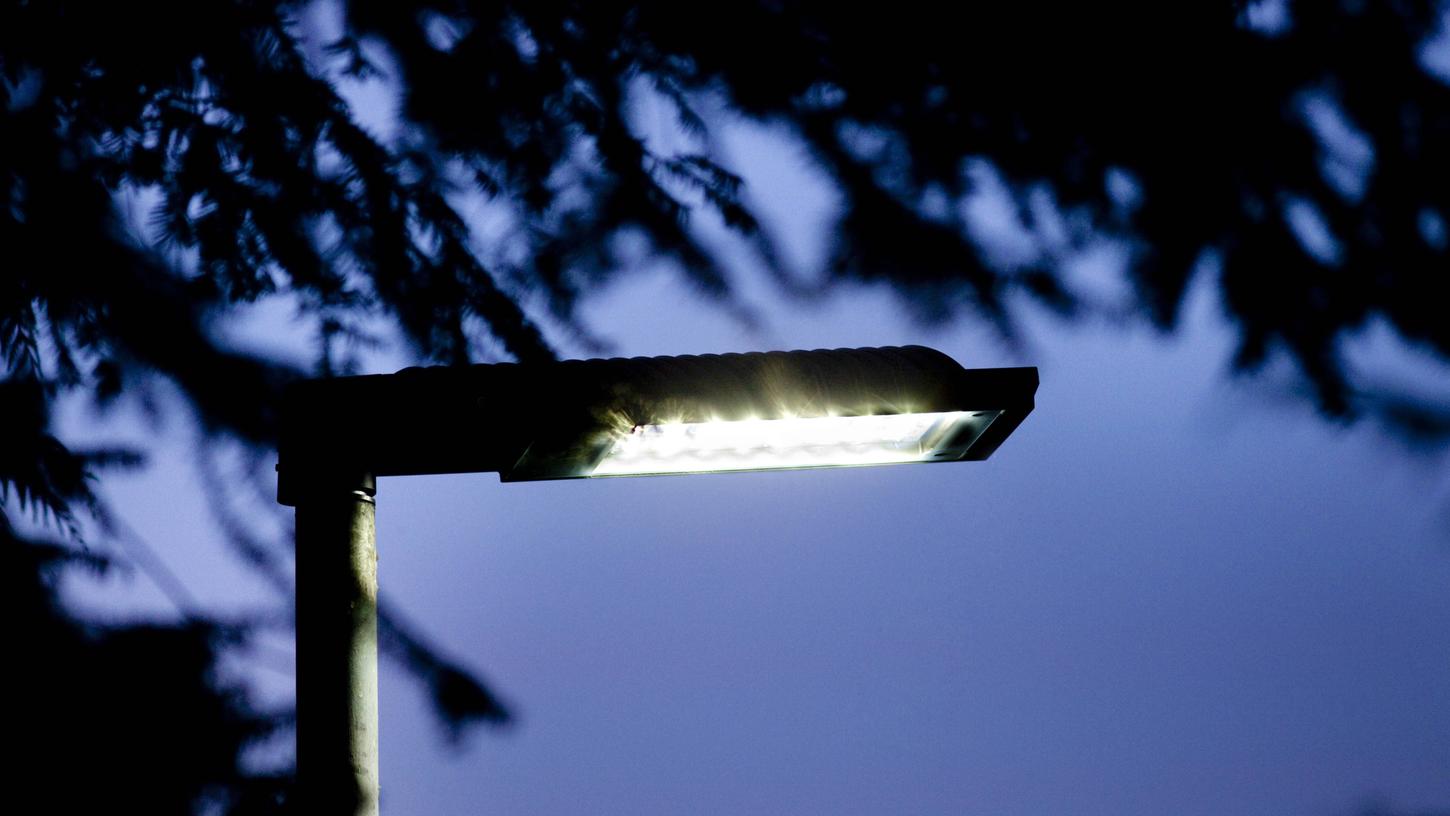 Jede fünfte Laterne in Treuchtlingen verfügt derzeit über eine LED-Beleuchtung. Das soll sich langfristig ändern. Jede fünfte Laterne in Treuchtlingen verfügt derzeit über eine LED-Beleuchtung. Das soll sich langfristig ändern.