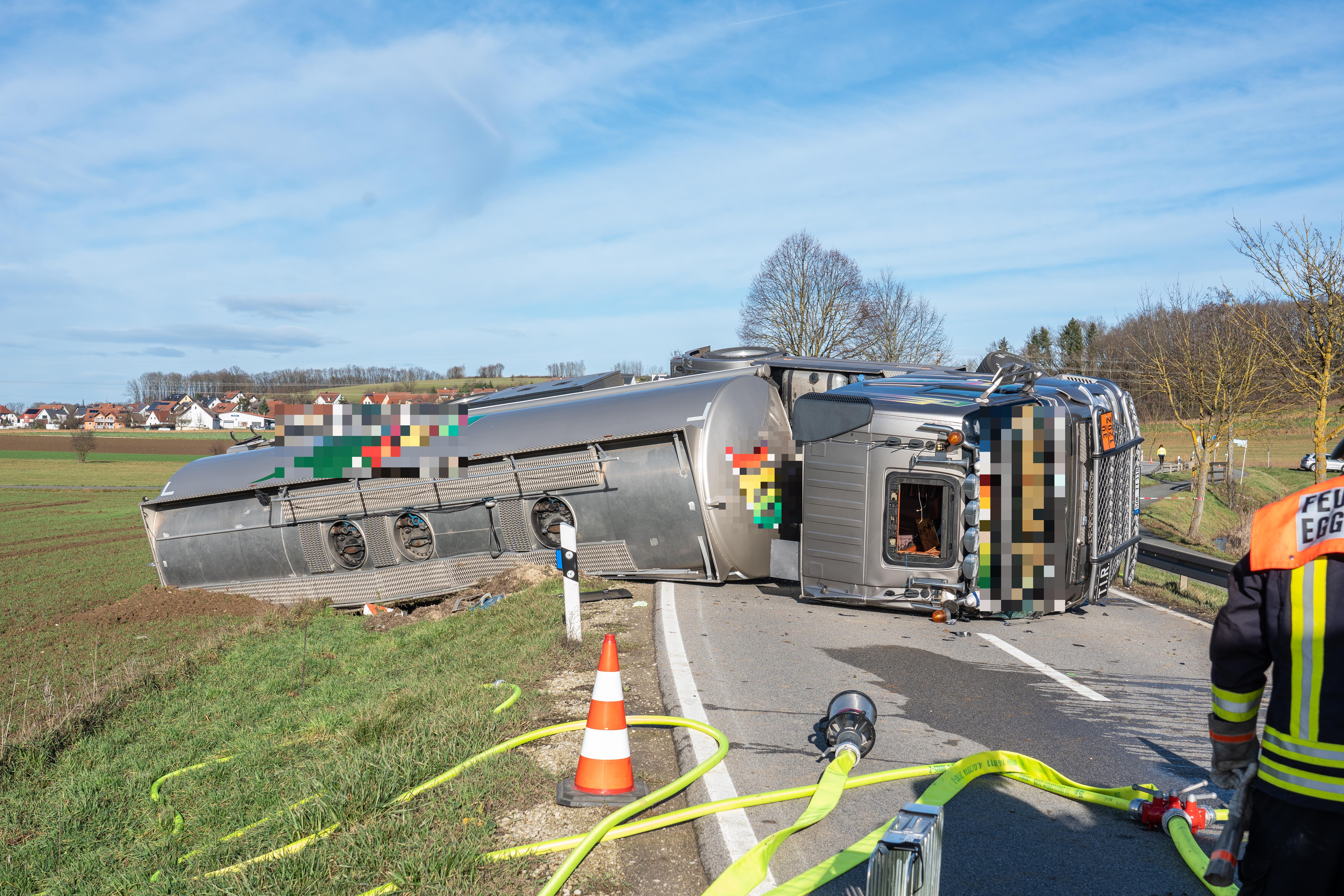Gegen 10.30 Uhr bekam die Feuerwehr den Hinweis, dass ein Lastwagen voller Heizöl zwischen Unterstürmig und Eggolsheim ins Bankett geraten war und auf der Seite zum Liegen geblieben war.