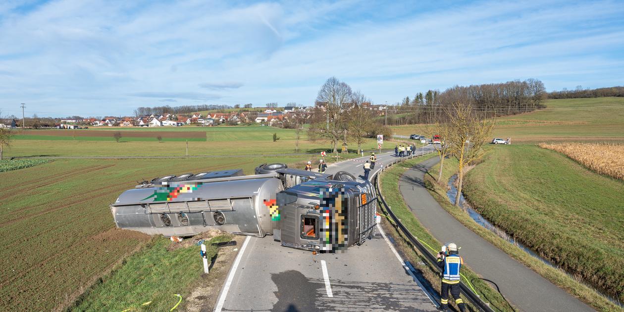 HeizölLkw fährt ins Bankett und bleibt auf der Straße liegen