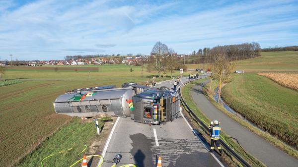 Lastwagen von der Fahrbahn abgekommen: 33 000 Liter Heizöl an Bord