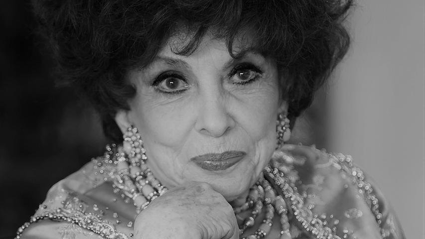 Auf der Leinwand verdrehte sie den Hollywood-Stars reihum den Kopf, auf den roten Teppichen setzte die Gina Lollobrigida immer gern als große Diva in Szene. Die italienische Schauspielerin und Künstlerin starb im Alter von 95 Jahren, wie Kulturminister Sangiuliano am 16.01.2022 bei Twitter schrieb. Auf der Leinwand verdrehte sie den Hollywood-Stars reihum den Kopf, auf den roten Teppichen setzte die Gina Lollobrigida immer gern als große Diva in Szene. Die italienische Schauspielerin und Künstlerin starb im Alter von 95 Jahren, wie Kulturminister Sangiuliano am 16.01.2022 bei Twitter schrieb.