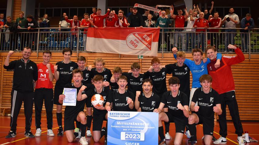 Lautstark unterstützt von den zahlreich mitgereisten Fans holte sich die U17 des SSV Oberhochstatt um Trainer Thomas Vierke (links) den Bezirksmeistertitel.   