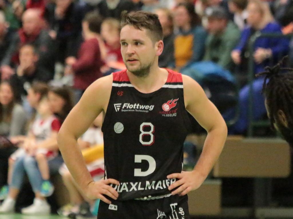 Arne Stecher kann man sich eigentlich in keinem anderen Trikot als dem des VfL vorstellen und doch ist er nun seit einem halben Jahr Trainer und Spieler in Vilsbiburg Arne Stecher kann man sich eigentlich in keinem anderen Trikot als dem des VfL vorstellen und doch ist er nun seit einem halben Jahr Trainer und Spieler in Vilsbiburg