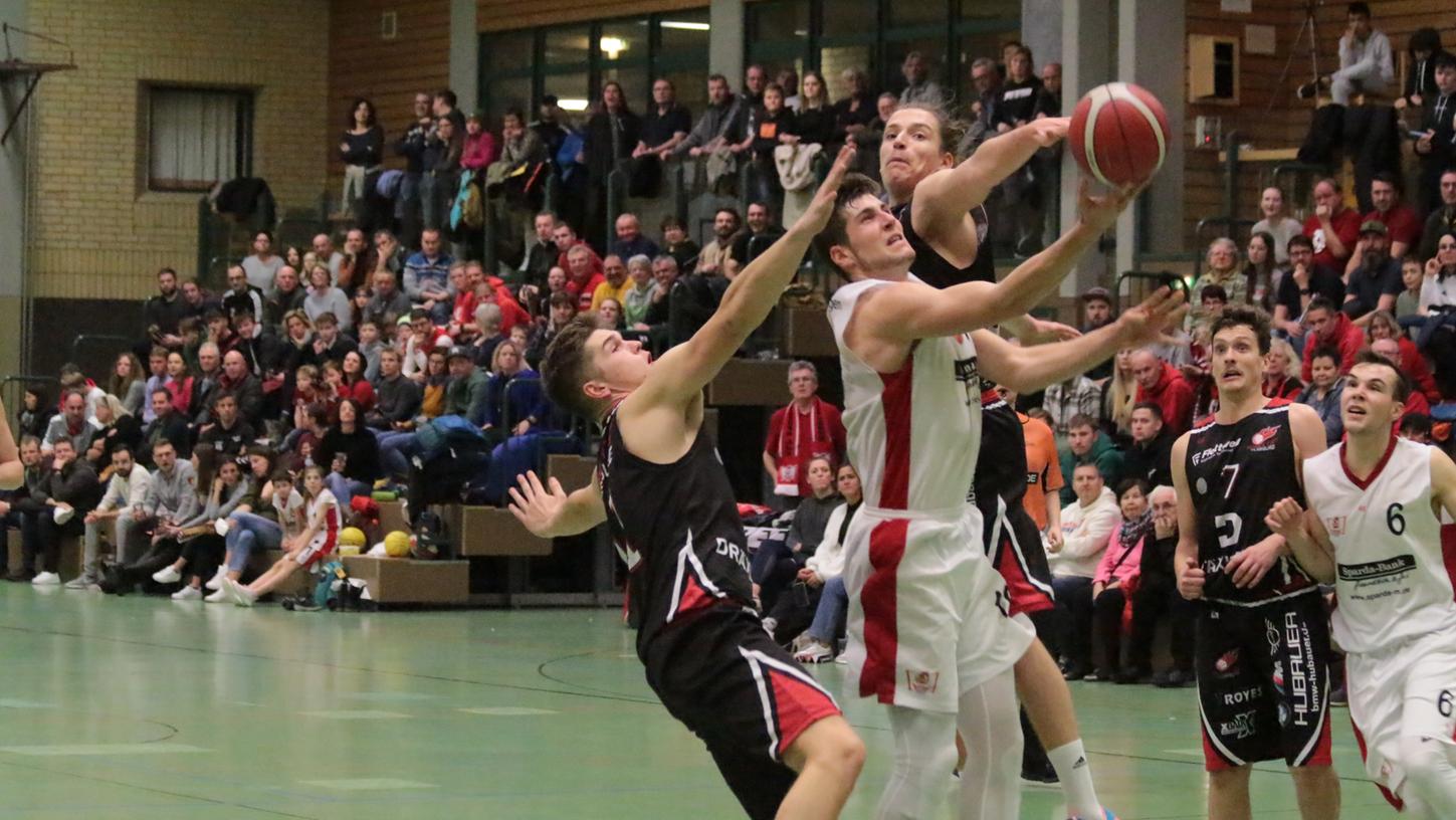 Treuchtlingens Topscorer Luca Wörrlein (Mitte) wurde wie so oft in dieser Saison hart bekämpft und holte sich zwischendrin auch eine blutige Nase. Dennoch brachte er es noch auf 17 Punkte und zehn Rebounds. Treuchtlingens Topscorer Luca Wörrlein (Mitte) wurde wie so oft in dieser Saison hart bekämpft und holte sich zwischendrin auch eine blutige Nase. Dennoch brachte er es noch auf 17 Punkte und zehn Rebounds.