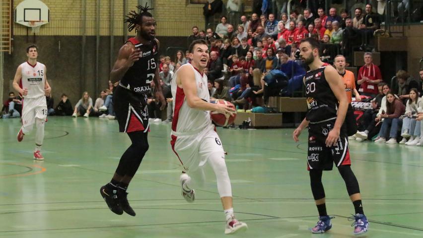 Die VfL-Korbjäger kämpften verbissen um ihre letzte Play-off-Chance, so wie hier Moritz Schwarz beim Marsch durch die Gäste-Topscorer Hall (links) und Petric. Die VfL-Korbjäger kämpften verbissen um ihre letzte Play-off-Chance, so wie hier Moritz Schwarz beim Marsch durch die Gäste-Topscorer Hall (links) und Petric.
