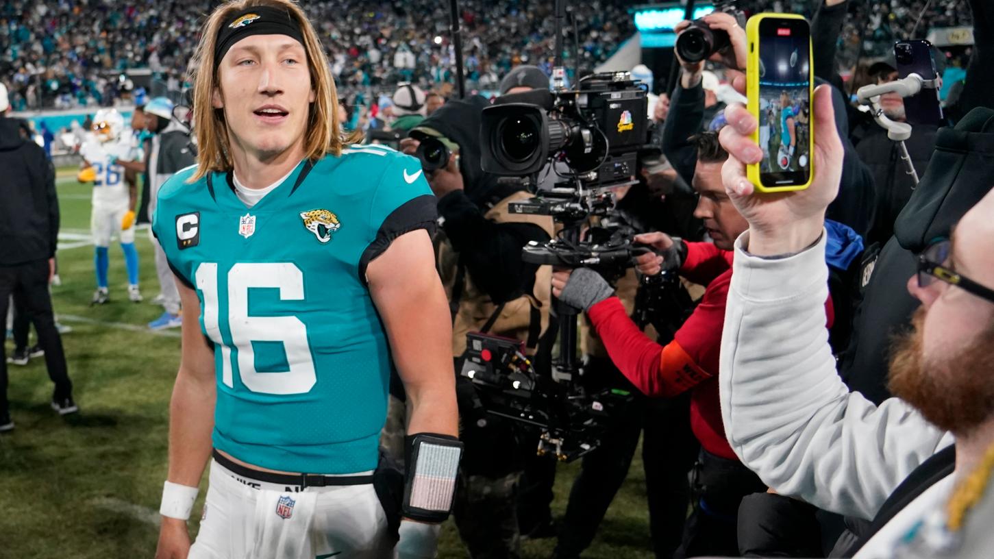 Der Mann hinter dem irren Comeback, das einen Zocker mehr als eine Million Dollar kostete: Jacksonville-Spielmacher Trevor Lawrence. Der Mann hinter dem irren Comeback, das einen Zocker mehr als eine Million Dollar kostete: Jacksonville-Spielmacher Trevor Lawrence.