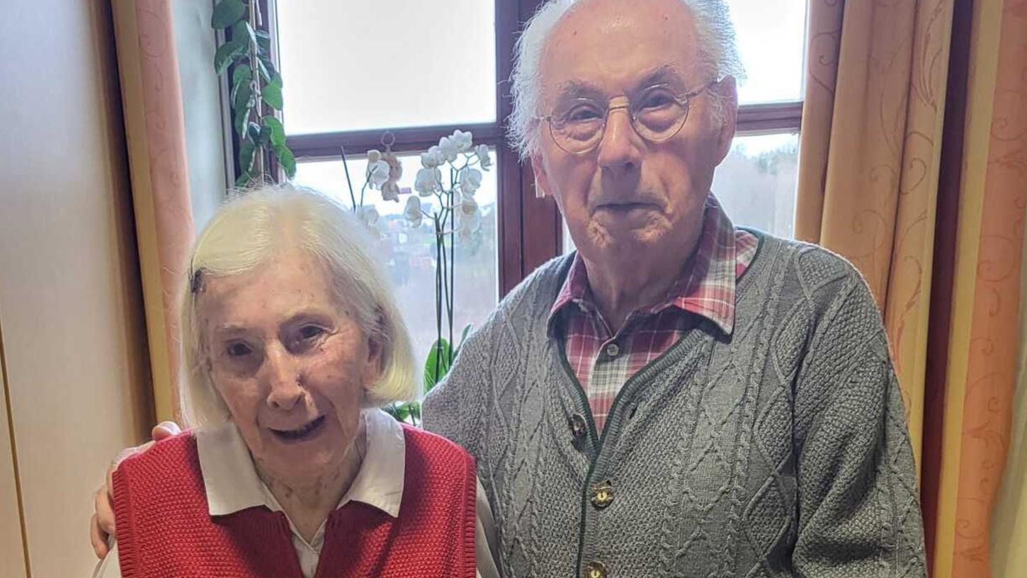 Berta und Helmut Pröbster (mit Hochzeitsbild) stammen ursprünglich aus Röthenbach. In Kastl feierten sie 65 Jahre Ehe. Berta und Helmut Pröbster (mit Hochzeitsbild) stammen ursprünglich aus Röthenbach. In Kastl feierten sie 65 Jahre Ehe.