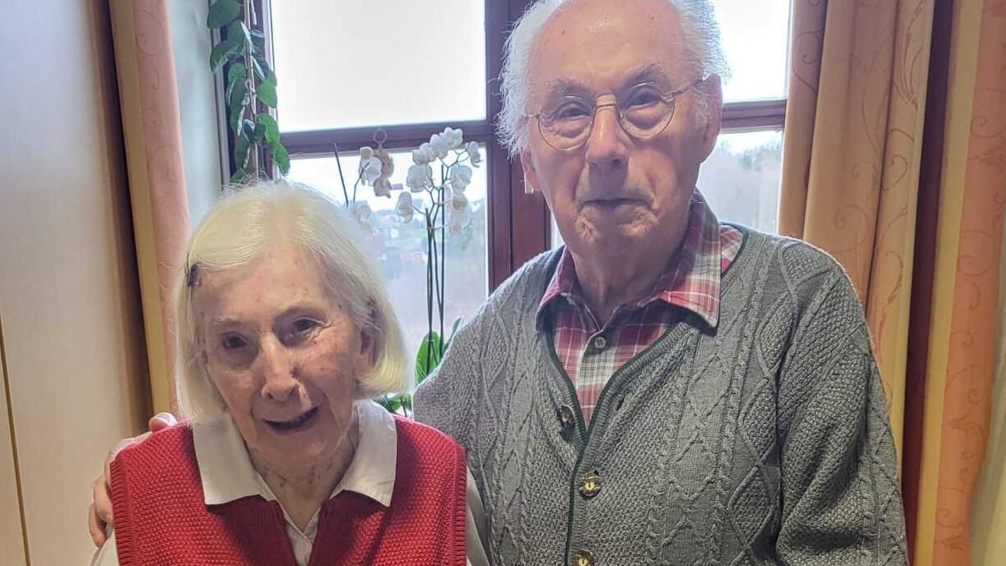 Berta und Helmut Pröbster (mit Hochzeitsbild) stammen ursprünglich aus Röthenbach. In Kastl feierten sie 65 Jahre Ehe.