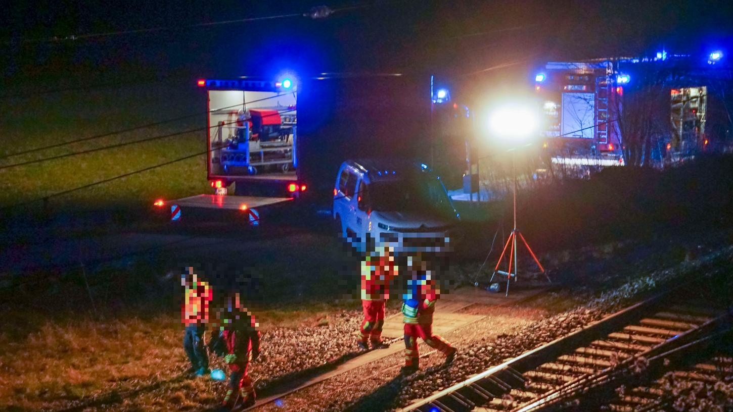 Die Rettungskräfte im Einsatz vor Ort: Zwischen den beiden Bahnbrücken ereignete sich das Unglück.